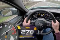 Alfa Romeo Giulia Quadrifoglio intenta alcanzar la velocidad máxima en la autopista