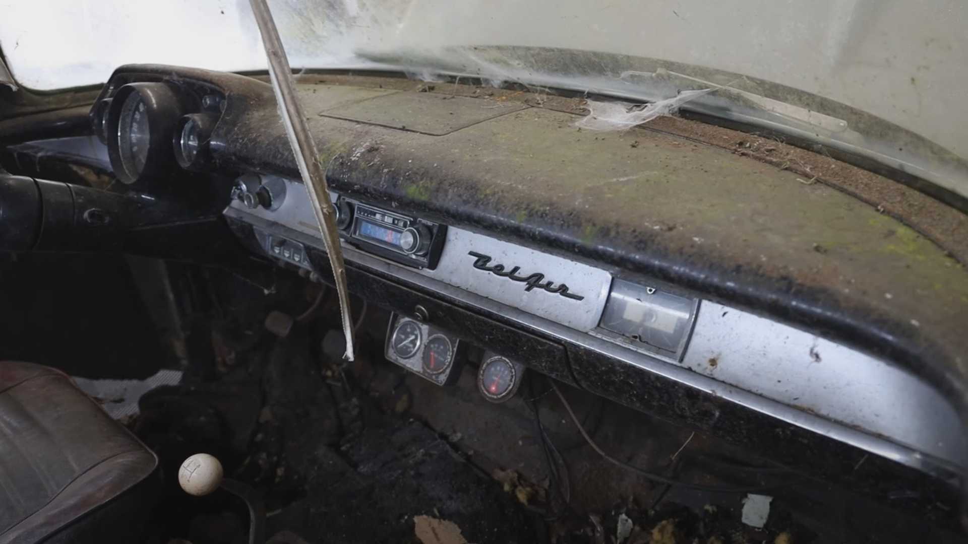  El Chevy Bel Air de 1957 recibe un lavado interior muy necesario antes de la restauración