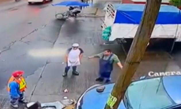 MX: Truck driver runs over an old man and gets off to claim him in EDOMEX (+VIDEO)