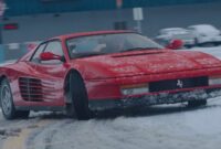 Mira un Ferrari Testarossa deslizarse sobre una carretera nevada