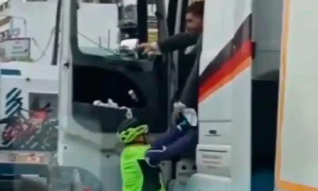 Spain: Cyclists attack a trucker with a knife in Gelves (+VIDEO)