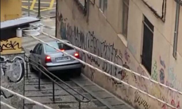 Spain: Driver goes down the stairs with his car on a street in Cuenca (+Video)