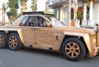 El Rolls-Royce de madera de seis ruedas es un gran juguete que se puede montar